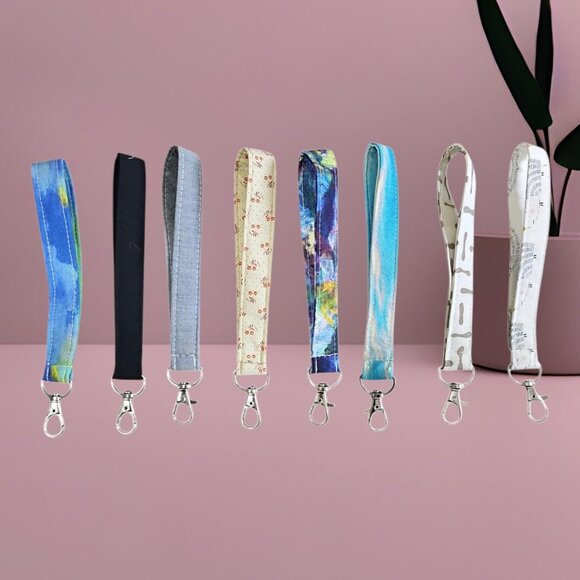 Keychain | Key Fob Wristlet | Fabric | Floral Keychain - Picture 1 of 10